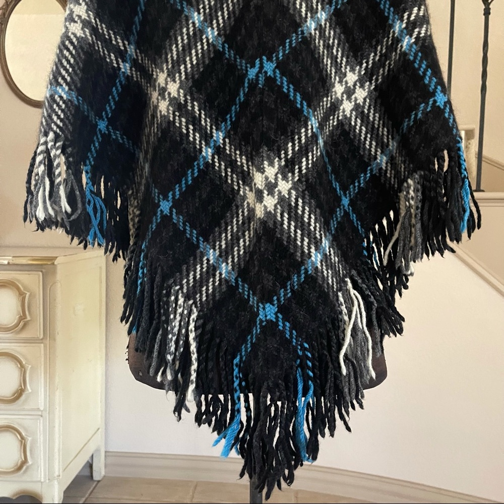 Burberry Black and Blue Plaid Poncho Cashmere and Wool Fringe Winter Designer - Picture 8 of 10